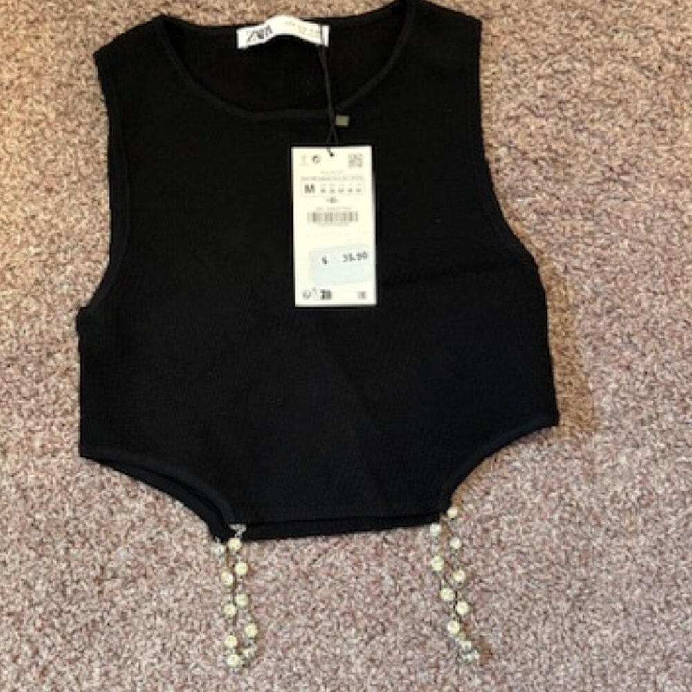 Zara's Sleeveless Crop Top